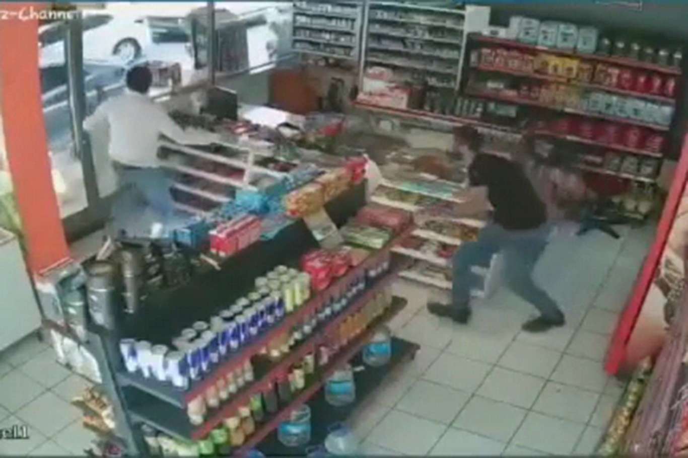 Elazığ’da bir market esnafının alışveriş yapan vatandaşlara saldırma anı kameralara yansıdı